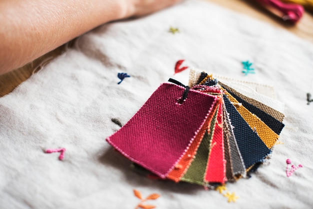 Przykładowe hafty na tkaninie